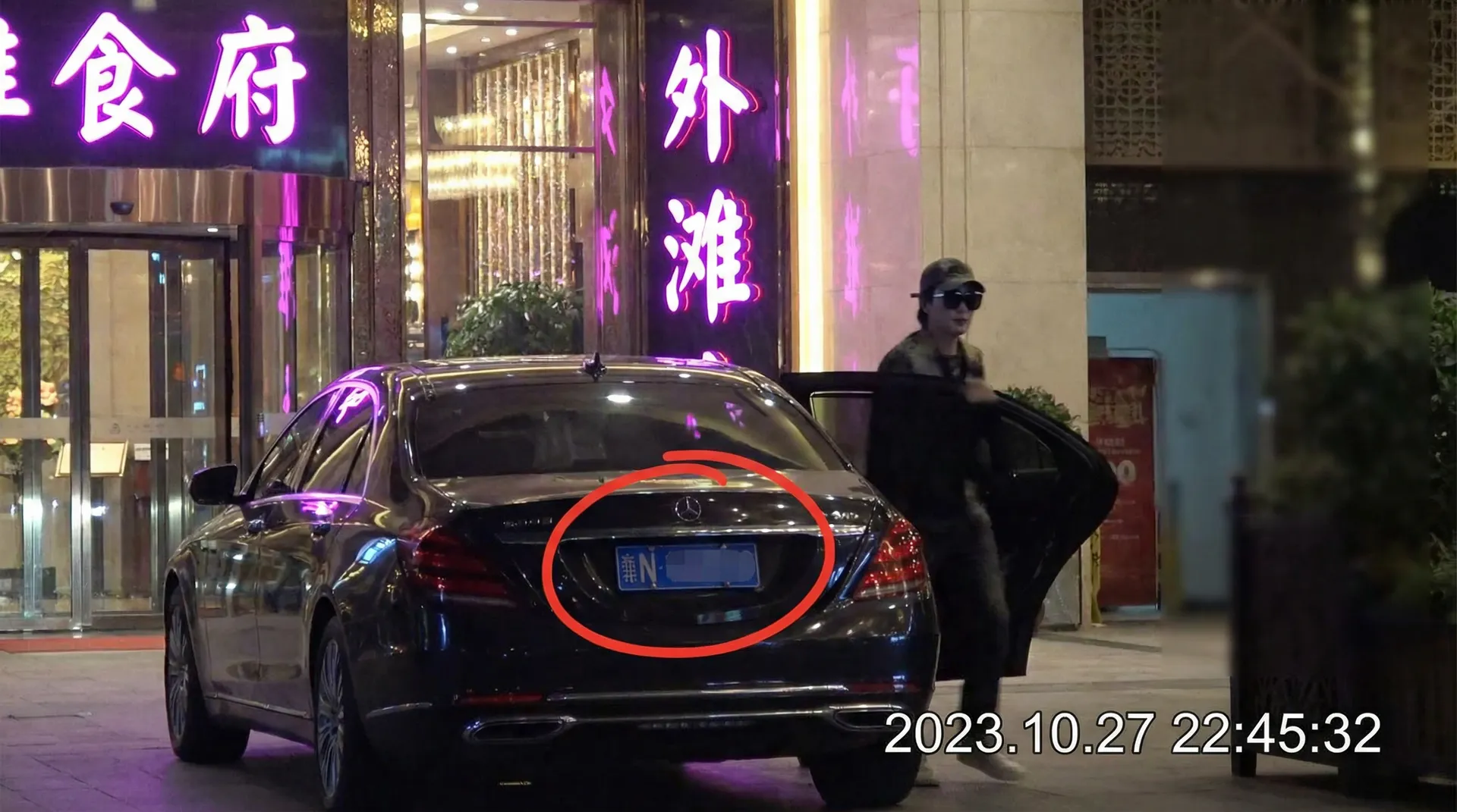 高校体育网址 - 豪车餐厅外偷拍